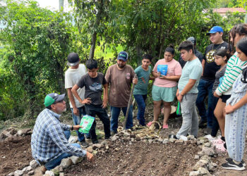 Estudiantes de tele secundaria cuentan con huerto escolar