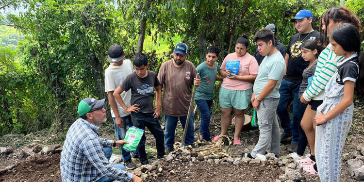 Estudiantes de tele secundaria cuentan con huerto escolar