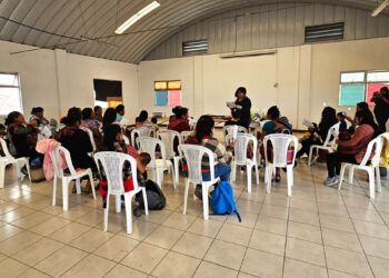 Familias de San Pedro Sacatepéquez aprenden a preparar comidas nutritivas