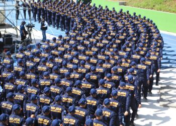 Nuevos policías juran servir con valentía y honor a su patria