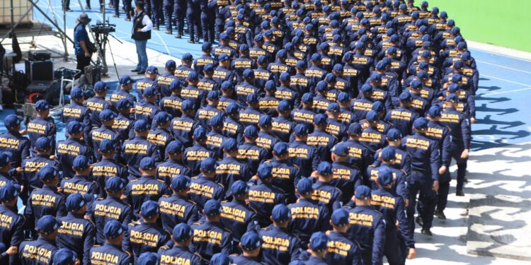 Nuevos policías juran servir con valentía y honor a su patria
