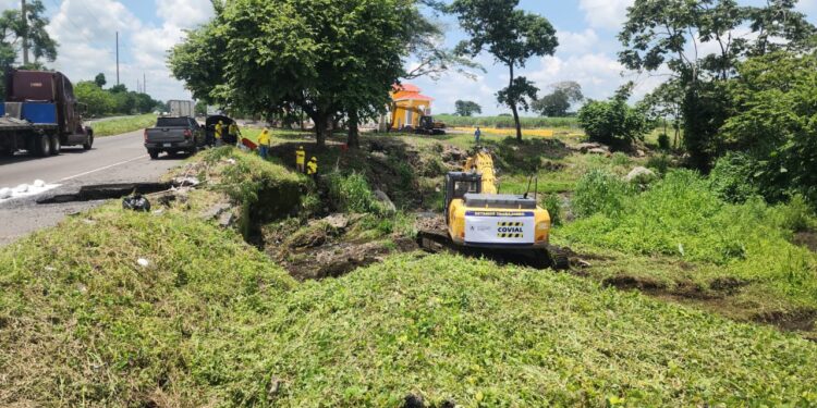 Covial atiende emergencia con sustitución de tubería en la CA-2 Occidente