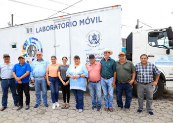 Presentan laboratorio móvil para el control del Gusano Barrenador en el oriente del país