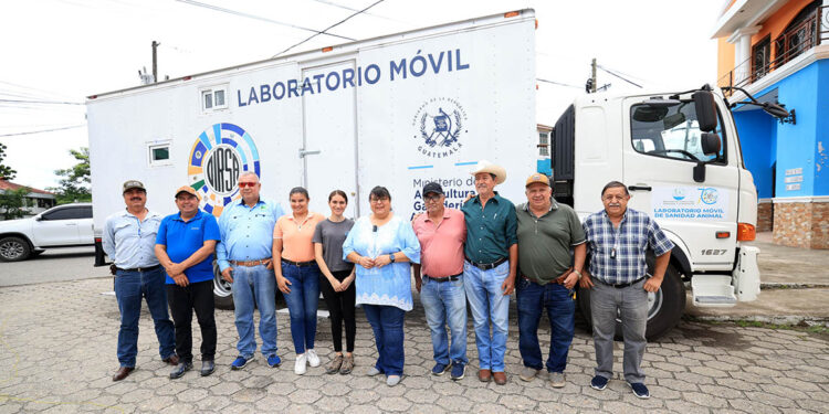 Presentan laboratorio móvil para el control del Gusano Barrenador en el oriente del país