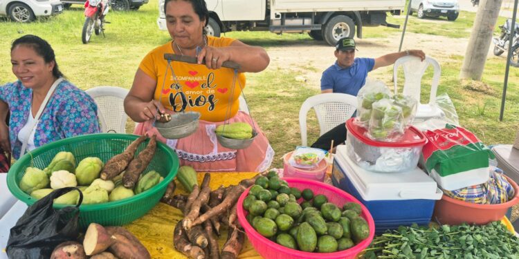Productoras de Poptún destacan en el Día de Plaza