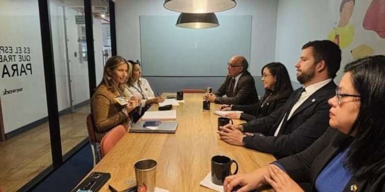 Embajada de Guatemala promueve conectividad aérea con Colombia