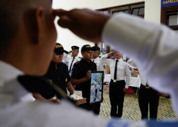 Rinden homenaje póstumo a investigador policial