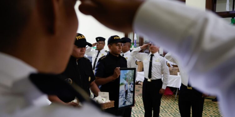 Rinden homenaje póstumo a investigador policial