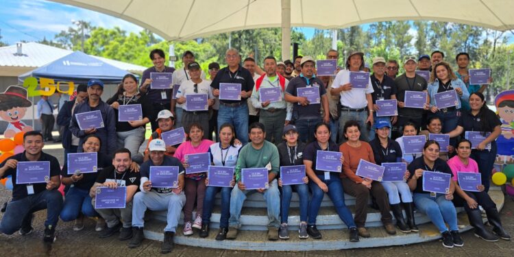 Centro Deportivo Campo Marte celebra 25 años con homenaje a su personal