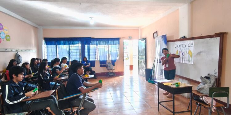 Jóvenes de Santo Domingo Xenacoj exploran el valor ancestral del maíz en la cosmovisión maya