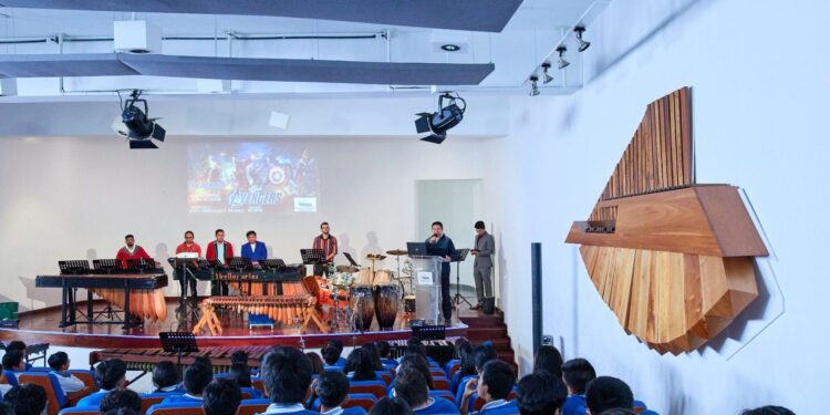 Marimba de Bellas Artes se reinventa con banda sonora de superhéroes en concierto escolar