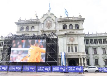 La Plaza de la Constitución se convierte en el punto de encuentro de la afición para apoyar a la Selección Nacional