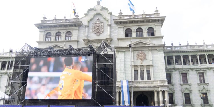 La Plaza de la Constitución se convierte en el punto de encuentro de la afición para apoyar a la Selección Nacional