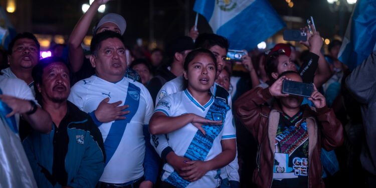 La Plaza de la Constitución se tiñe de Azul y Blanco por el sueño mundialista