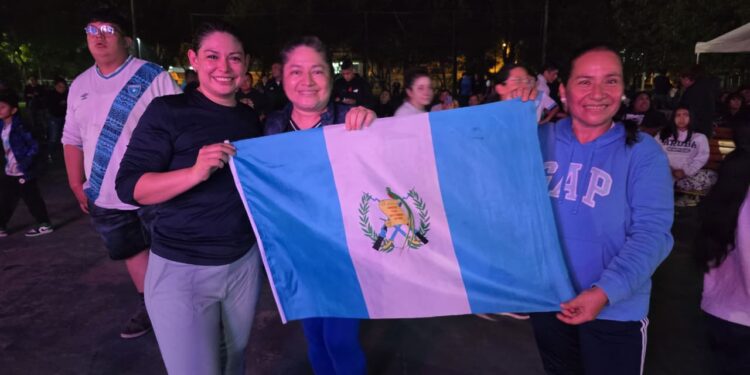 Guatemala: Familias unen fuerzas en Campo Marte para apoyar a la Selección Nacional