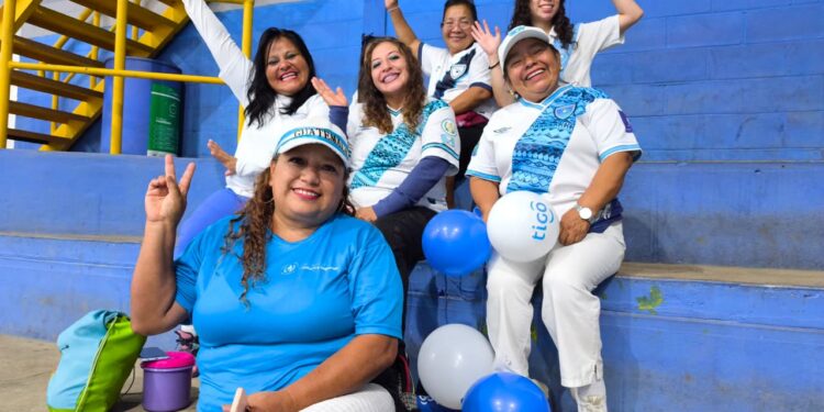 La Selección Nacional unió a la familia Amaya en el Parque Erick Barrondo