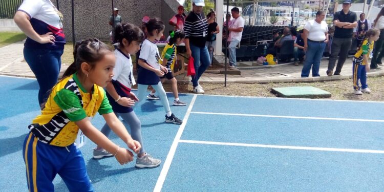 Niños de Cobán brillaron en la competencia “Corriendo por mi Patria” en el Parque de la Paz