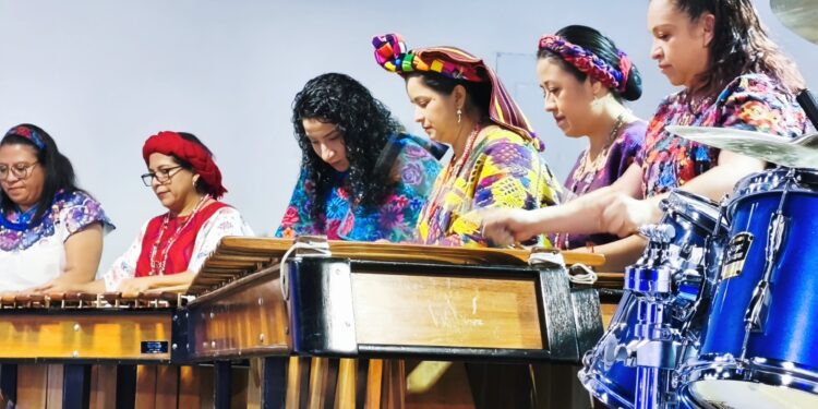 Marimba Femenina de Concierto emociona a la comunidad guatemalteca en Rhode Island, EE. UU.