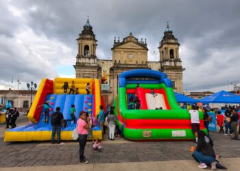 Pintacaritas, inflables y dinámicas: La Plaza de la Constitución vive  el duelo Panamá vs. Guatemala