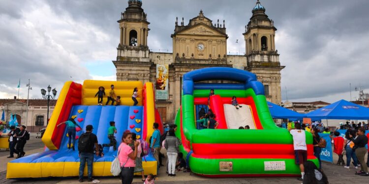 Pintacaritas, inflables y dinámicas: La Plaza de la Constitución vive  el duelo Panamá vs. Guatemala