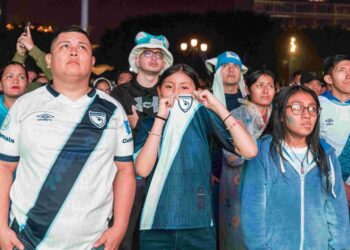 La pasión de la afición guatemalteca se desborda en la Plaza de la Constitución