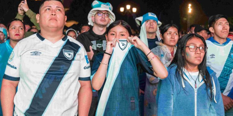La pasión de la afición guatemalteca se desborda en la Plaza de la Constitución