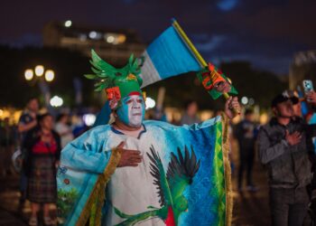 “Somos chapines de corazón”: afición vive con intensidad el juego de la Selección en la Plaza de la Constitución