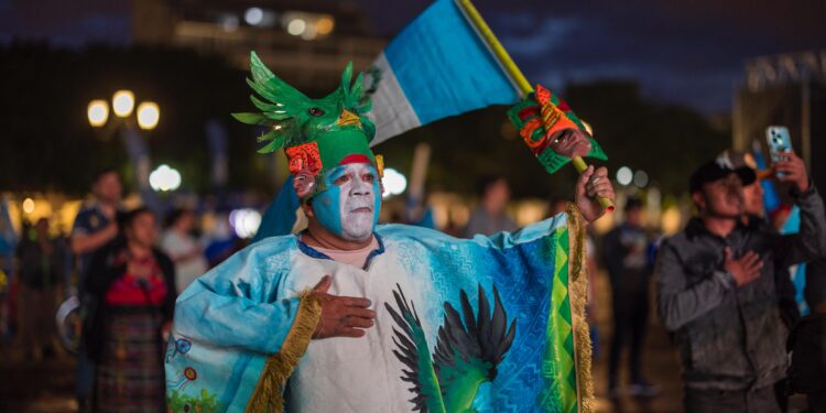 “Somos chapines de corazón”: afición vive con intensidad el juego de la Selección en la Plaza de la Constitución
