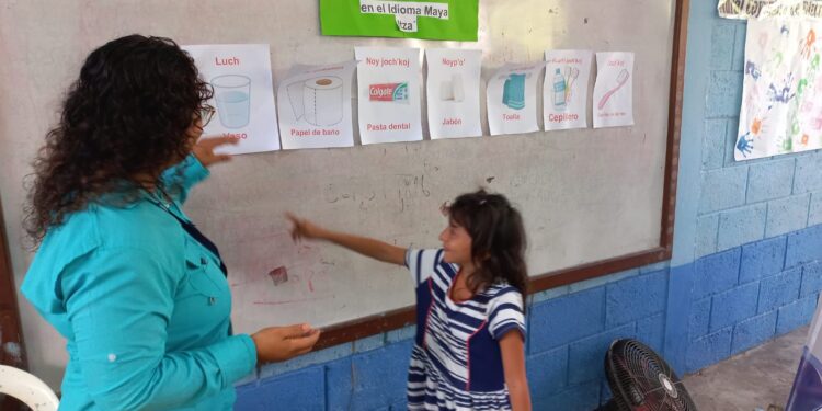 Casa de Desarrollo Cultural: Jóvenes de San Benito, Petén, fortalecen en taller práctico el idioma Maya Itza’