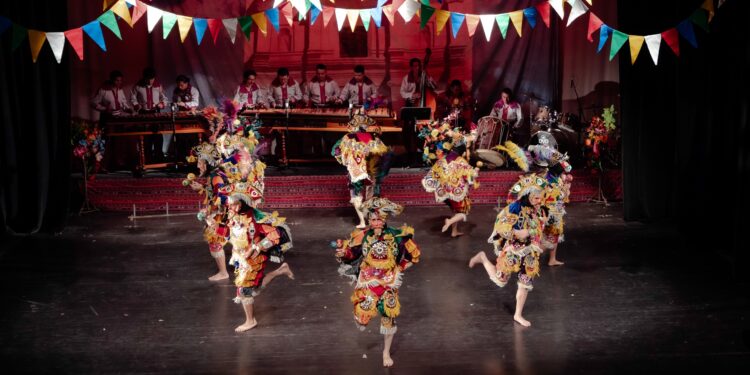 Festival Patrio: el Ballet Moderno y Folklórico brilla y rinde homenaje al maestro Carlos Ajuchán