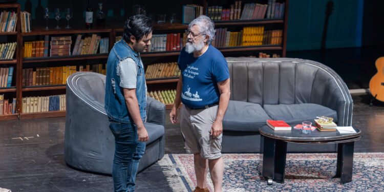 “Con la lupa en el espejo”: Una obra triunfal en el Festival de Junio