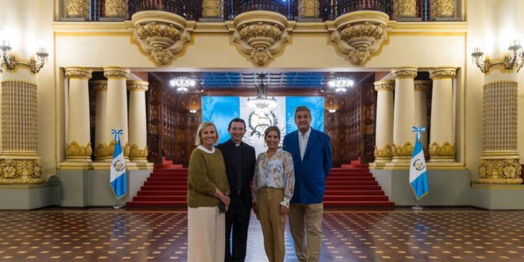 El Duque de Sueca descubre la majestuosidad del Palacio Nacional
