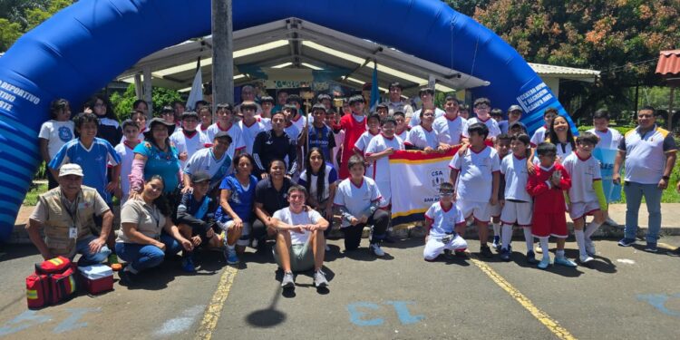 MCD enciende el fuego patrio en el Campo Marte