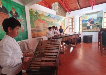 Música de marimba celebra presentación de libro en Uspantán, Quiché