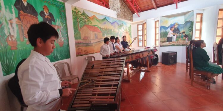 Música de marimba celebra presentación de libro en Uspantán, Quiché
