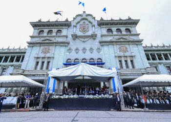 Desfile cívico escolar llena de colorido el Centro histórico