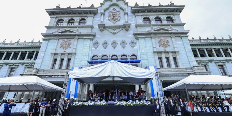 Desfile cívico escolar llena de colorido el Centro histórico