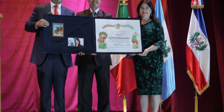 El premio “Águila y Quetzal” reconoce a la Ministra Liwy Grazioso como un puente entre México y Guatemala