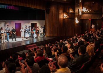 “Los cuervos están de luto” desata risas y aplausos en el Festival de Junio