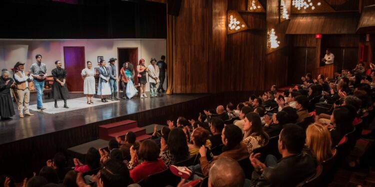 “Los cuervos están de luto” desata risas y aplausos en el Festival de Junio