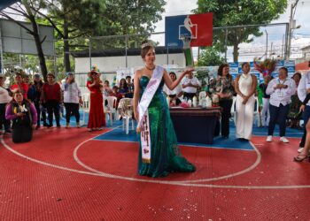 Coronan a Andrea Franco como Reina del Programa Sustantivo Mujer en el Torneo de Baile