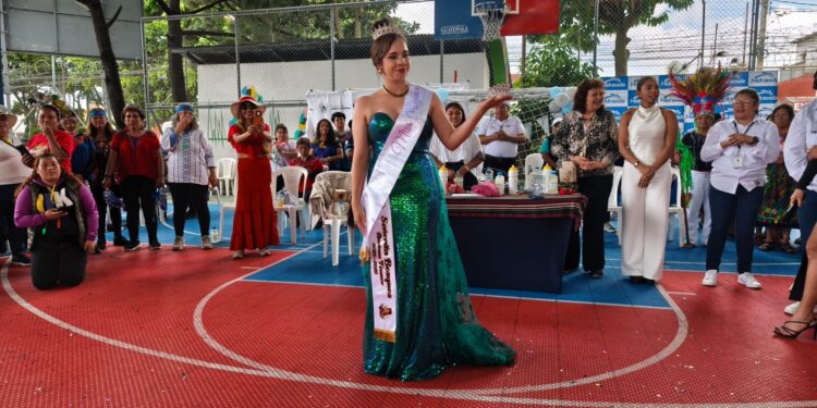 Coronan a Andrea Franco como Reina del Programa Sustantivo Mujer en el Torneo de Baile