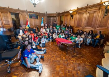 Viceministro de Interculturalidad recibe a jóvenes de un proyecto que fomenta valores y el deporte en Mixco