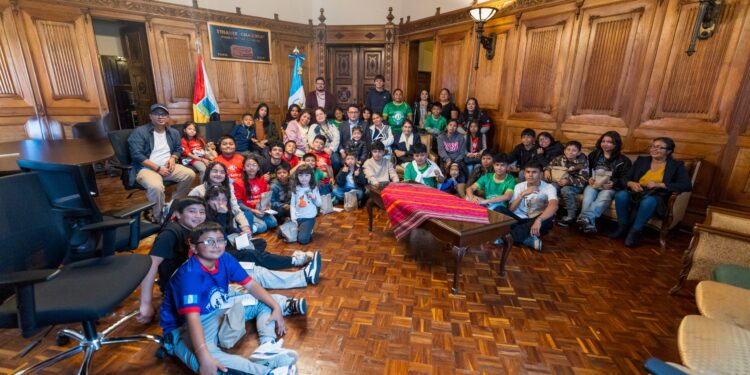 Viceministro de Interculturalidad recibe a jóvenes de un proyecto que fomenta valores y el deporte en Mixco