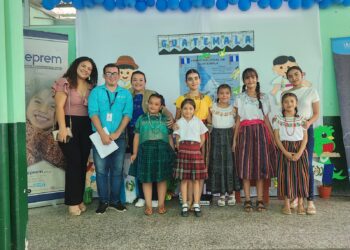 La poesía en voz alta: Niñas de El Jícaro celebran la riqueza cultural de Guatemala