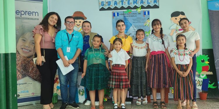 La poesía en voz alta: Niñas de El Jícaro celebran la riqueza cultural de Guatemala