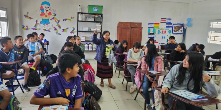 Santiago Sacatepéquez: Taller del MCD rescata el valor del respeto con saludos en idiomas indígenas
