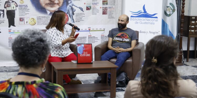 Cultura pop, ilustración y títeres: Un vistazo al universo literario del escritor Martín Díaz Valdés