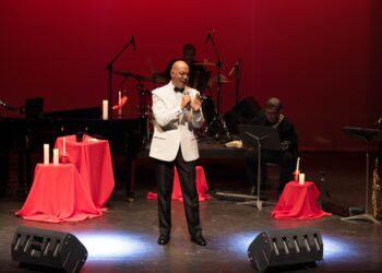 Festival de Junio: La voz de Carlos Cuéllar cautiva a más de un centenar de guatemaltecos