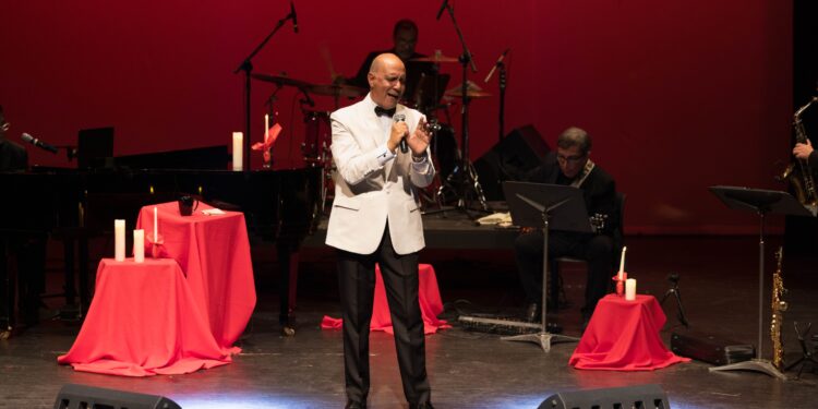 Festival de Junio: La voz de Carlos Cuéllar cautiva a más de un centenar de guatemaltecos